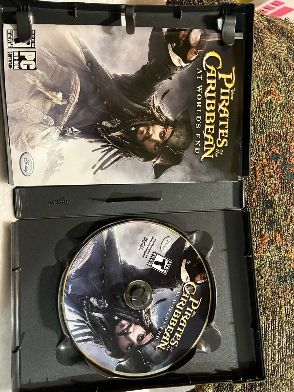 Disney Pirates of the Caribbean: At World's End – Black & Gold Cover